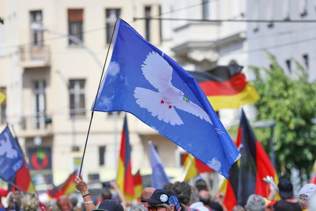 Berlin, Germany, 08 06 2026 Mitte Demonstration against the federal government Participants holding a flag with a dove of peace Copyright: xdtsxNachrichtenagenturx dts_121993