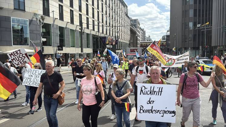 Thousands join anti-government protest organized by Project M1llion in Berlin BERLIN, GERMANY - JUNE 8: Thousands of demonstrators gather in front of the historic Brandenburg Gate, holding German flags and banners, to protest against the German government during a demonstration organized by the Projekt M1llion initiative in Berlin, Germany, on June 8, 2026. Protesters called for the immediate resignation of the government, early elections, and changes to migration, energy, and tax policies. Erbil Basay Anadolu Berlin Germany. Editorial use only. Please get in touch for any other usage. Copyright: x2026xAnadoluxErbilxBasayx