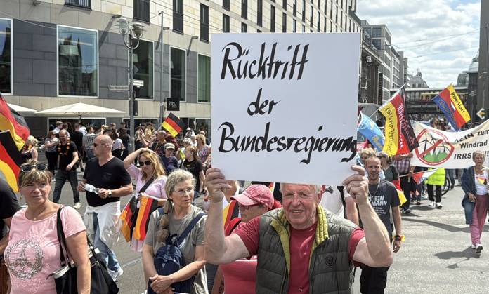 Thousands join anti-government protest organized by Project M1llion in Berlin BERLIN, GERMANY - JUNE 8: Thousands of demonstrators gather in front of the historic Brandenburg Gate, holding German flags and banners, to protest against the German government during a demonstration organized by the Projekt M1llion initiative in Berlin, Germany, on June 8, 2026. Protesters called for the immediate resignation of the government, early elections, and changes to migration, energy, and tax policies. Erbil Basay Anadolu Berlin Germany. Editorial use only. Please get in touch for any other usage. Copyright: x2026xAnadoluxErbilxBasayx