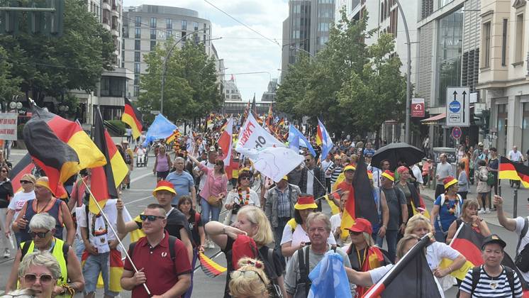 Thousands join anti-government protest organized by Project M1llion in Berlin BERLIN, GERMANY - JUNE 8: Thousands of demonstrators gather in front of the historic Brandenburg Gate, holding German flags and banners, to protest against the German government during a demonstration organized by the Projekt M1llion initiative in Berlin, Germany, on June 8, 2026. Protesters called for the immediate resignation of the government, early elections, and changes to migration, energy, and tax policies. Erbil Basay Anadolu Berlin Germany. Editorial use only. Please get in touch for any other usage. Copyright: x2026xAnadoluxErbilxBasayx