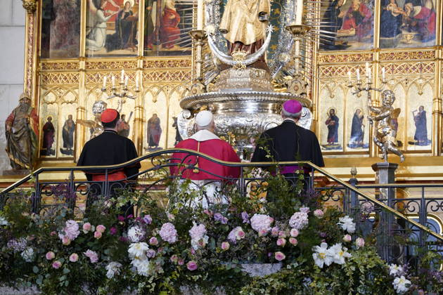 Pope Leo XIV presides a prayer in honor of the Virgin of Almudena in the Cathedral Pope Leo XIV during the prayer and homage to the Virgin of Almudena, in the Cathedral of Santa Maria de la Almudena, on June 8, 2026, in Madrid Spain After the prayer before the patron saint, the Pope has deposited at her feet the Golden Rose, a personal and exceptional recognition with which the Popes honor images of the Virgin, the Pope placed at her feet the Golden Rose, a personal and exceptional recognition with which the Pontiffs honor images of Virgins 08 JUNE 2026 POOL POPE LEÓN XIV MADRID CATHEDRAL ALMUDENA MADRID SPAIN PRAYER TO Pé Madrid Madrid Spain  Copyright: xA.xPÃ rezxMeca EuropaxPress Poolx 7582382
