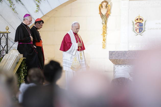Pope Leo XIV presides a prayer in honor of the Virgin of Almudena in the Cathedral Pope Leo XIV during the prayer and homage to the Virgin of Almudena, in the Cathedral of Santa Maria de la Almudena, on June 8, 2026, in Madrid Spain After the prayer before the patron saint, the Pope has deposited at her feet the Golden Rose, a personal and exceptional recognition with which the Popes honor images of the Virgin, the Pope placed at her feet the Golden Rose, a personal and exceptional recognition with which the Pontiffs honor images of Virgins 08 JUNE 2026 POOL POPE LEÓN XIV MADRID CATHEDRAL ALMUDENA MADRID SPAIN PRAYER TO Pé Madrid Madrid Spain  Copyright: xA.xPÃ rezxMeca EuropaxPress Poolx 7582384