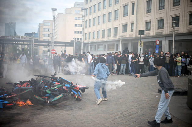 Students and Teachers stage protest against Education Reform in Brussels BRUSSELS, BELGIUM - JUNE 08: Protesters burn bicycles and rental e-scooters during a demonstration against planned education sector reforms in Brussels, Belgium on June 08, 2026. Students and teachers gathered to protest against austerity measures proposed by Valerie Glatigny, the Education Minister of Belgium s French Community, which include increasing higher education tuition fees and extending teaching hours without extra pay. Dursun Aydemir Anadolu Brussels Belgium. Editorial use only. Please get in touch for any other usage.  Copyright: x2026xAnadoluxDursunxAydemirx
