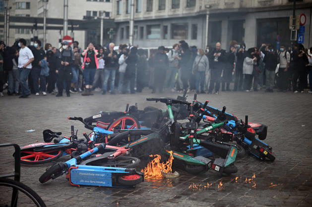 Students and Teachers stage protest against Education Reform in Brussels BRUSSELS, BELGIUM - JUNE 08: Protesters burn bicycles and rental e-scooters during a demonstration against planned education sector reforms in Brussels, Belgium on June 08, 2026. Students and teachers gathered to protest against austerity measures proposed by Valerie Glatigny, the Education Minister of Belgium s French Community, which include increasing higher education tuition fees and extending teaching hours without extra pay. Dursun Aydemir Anadolu Brussels Belgium. Editorial use only. Please get in touch for any other usage.  Copyright: x2026xAnadoluxDursunxAydemirx