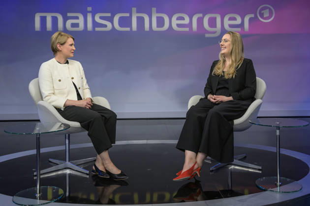 v l Jana Puglierin security expert , Katharina Dröge, Bündnis˜90 Die Grünen parliamentary group leader , in conversation, talk, GER, Berlin, studio, guest on Maischberger, political talk show, TV, format, with presenter Sandra Maischberger, Das Erste, from Adlershof Am Studio 20, 08 06 2026, Copyright: HMBxMedia UwexKoch