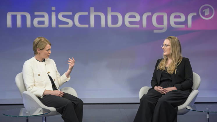 v l Jana Puglierin security expert , Katharina Dröge, Bündnis˜90 Die Grünen parliamentary group leader , in conversation, talk, GER, Berlin, studio, guest on Maischberger, political talk show, TV, format, with presenter Sandra Maischberger, Das Erste, from Adlershof Am Studio 20, 08 06 2026, Copyright: HMBxMedia UwexKoch