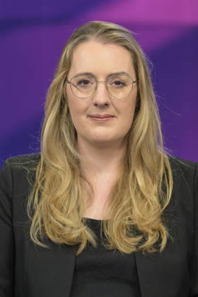 v l Katharina Dröge, Bündnis˜90 Die Grünen parliamentary group leader , GER, Berlin, Studio, as a guest on Maischberger, political talk show, TV, format, with presenter Sandra Maischberger, Das Erste, from Adlershof Am Studio 20, 08 06 2026, Copyright: HMBxMedia UwexKoch
