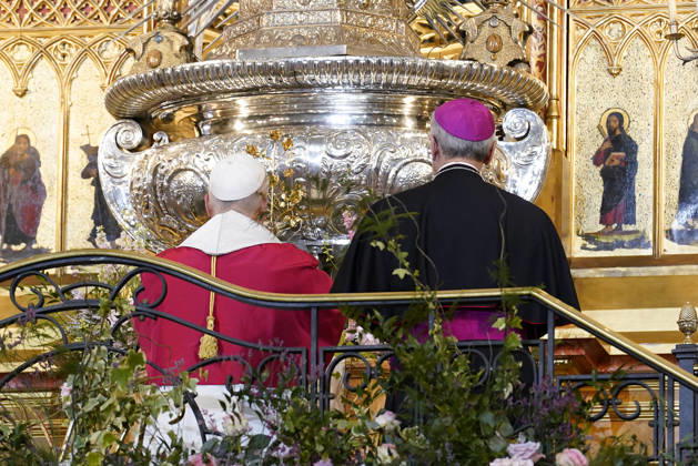 Pope Leo XIV presides a prayer in honor of the Virgin of Almudena in the Cathedral Pope Leo XIV during the prayer and homage to the Virgin of Almudena, in the Cathedral of Santa Maria de la Almudena, on June 8, 2026, in Madrid Spain After the prayer before the patron saint, the Pope has deposited at her feet the Golden Rose, a personal and exceptional recognition with which the Popes honor images of the Virgin, the Pope placed at her feet the Golden Rose, a personal and exceptional recognition with which the Popes honor images of Virgins 08 JUNE 2026 POOL POPE LEÓN XIV MADRID CATHEDRAL ALMUDENA SPAIN PRAYER TO Pé Madrid Madrid Spain  Copyright: xA.xPÃ rezxMeca EuropaxPress Poolx 7582794