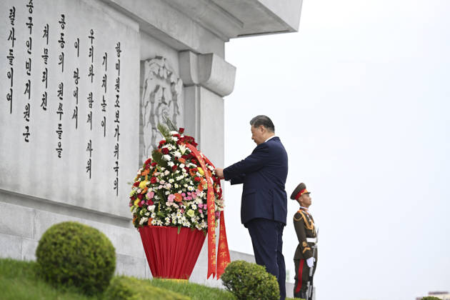 (260609) -- PYONGYANG, June 9, 2026 -- Xi Jinping, general secretary of the Communist Party of China Central Committee and Chinese president, straightens the ribbons on a flower basket while paying homage to the China-DPRK Friendship Tower with his wife Peng Liyuan, in the company of Kim Jong Un, general secretary of the Workers Party of Korea and president of the State Affairs of the Democratic People s Republic of Korea (DPRK), and Kim s wife Ri Sol Ju, in Pyongyang, the DPRK, June 9, 2026. ) DPRK-PYONGYANG-CHINA-XI JINPING-CHINA-DPRK FRIENDSHIP TOWER XiexHuanchi 