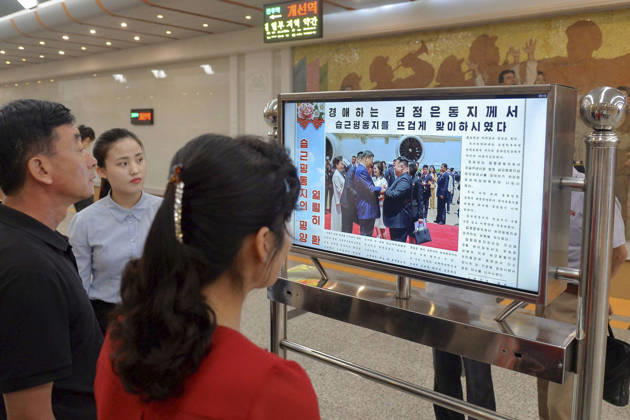 Scene in Pyongyang People look at a screen showing news about a meeting between North Korean leader Kim Jong Un and visiting Chinese President Xi Jinping, at a subway station in Pyongyang on June 9, 2026.  A14AA0005618129P