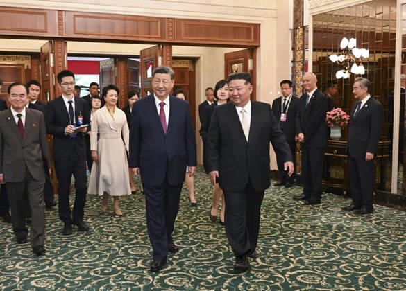 (260609) -- PYONGYANG, June 9, 2026 -- Xi Jinping, general secretary of the Communist Party of China Central Committee and Chinese president, and his wife Peng Liyuan attend the luncheon hosted by Kim Jong Un, general secretary of the Workers Party of Korea and president of the State Affairs of the Democratic People s Republic of Korea (DPRK), and Kim s wife Ri Sol Ju, in Pyongyang, the DPRK, June 9, 2026. ) DPRK-PYONGYANG-CHINA-XI JINPING-KIM JONG UN-LUNCHEON XiexHuanchi 