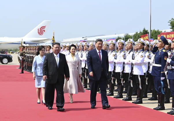 (260609) -- PYONGYANG, June 9, 2026 -- Xi Jinping, general secretary of the Communist Party of China Central Committee and Chinese president, concludes his state visit to the Democratic People s Republic of Korea (DPRK) and departs from Pyongyang, the DPRK, June 9, 2026. Kim Jong Un, general secretary of the Workers Party of Korea and president of the State Affairs of the DPRK, and his wife Ri Sol Ju went to the airport to see Xi and his wife Peng Liyuan off and held a grand farewell ceremony in their honor. ) DPRK-PYONGYANG-CHINA-XI JINPING-KIM JONG UN-FAREWELL CEREMONY XiexHuanchi 