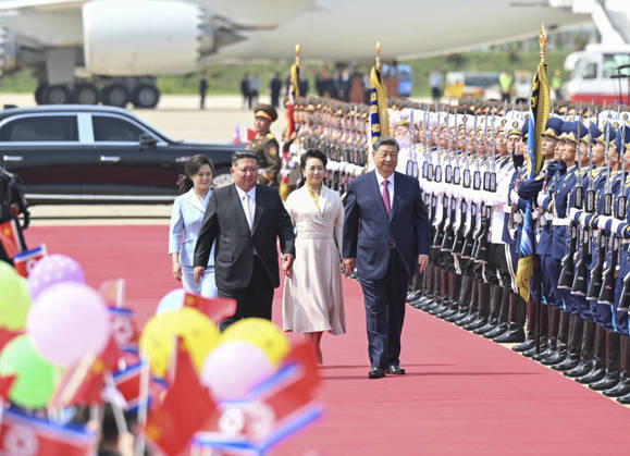 (260609) -- PYONGYANG, June 9, 2026 -- Xi Jinping, general secretary of the Communist Party of China Central Committee and Chinese president, concludes his state visit to the Democratic People s Republic of Korea (DPRK) and departs from Pyongyang, the DPRK, June 9, 2026. Kim Jong Un, general secretary of the Workers Party of Korea and president of the State Affairs of the DPRK, and his wife Ri Sol Ju went to the airport to see Xi and his wife Peng Liyuan off and held a grand farewell ceremony in their honor. ) DPRK-PYONGYANG-CHINA-XI JINPING-KIM JONG UN-FAREWELL CEREMONY LixXiang 