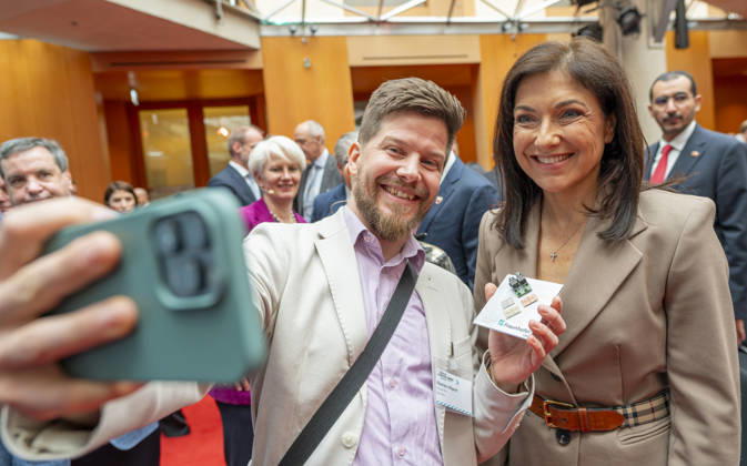 Katharina Reiche Aviation Summit EUR, Germany, Berlin, 09 06 2026 Fraunhofer Institute employee takes a selfie with Katharina Reiche The day before the ILA26, decision-makers from international aviation politics, industry, science and finance meet at the Aviation Summit BAS They discuss what progress has alread