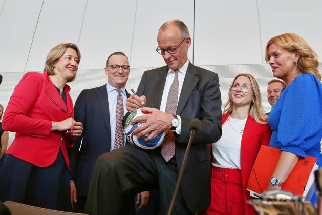 Berlin, Germany, 09 06 2026 German Bundestag Union parliamentary group meeting Federal Chancellor Friedrich Merz CDU signs on WM Ball Trionda Copyright: xdtsxNachrichtenagenturx dts_122207