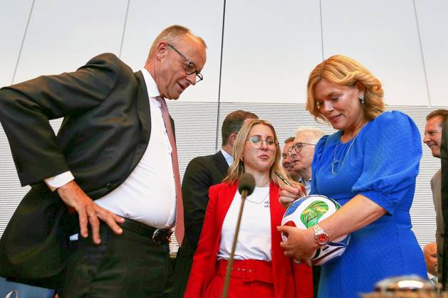 Berlin, Germany, 09 06 2026 German Bundestag Union parliamentary group meeting Bundestag President Julia Klöckner CDU signs in front of party leader and Federal Chancellor Friedrich Merz CDU at World Cup Ball Trionda Copyright: xdtsxNachrichtenagenturx dts_122208
