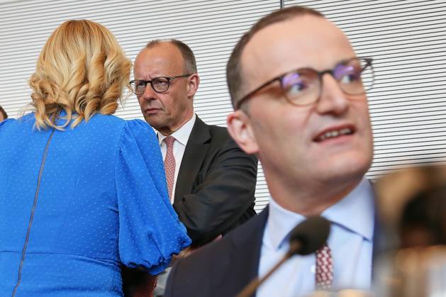Berlin, Germany, 09 06 2026 German Bundestag Union parliamentary group meeting Bundestag President Julia Klöckner CDU speaks with Federal Chancellor Friedrich Merz CDU , in the foreground parliamentary group leader Jens Spahn CDU Copyright: xdtsxNachrichtenagenturx dts_122209