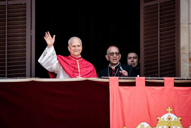 June 9, 2026, Barcelona, Spain: Pope Leo XIV greets the faithful from the balcony of the episcopal residence in Barcelona s Gothic Quarter during the first day of his visit to the Catalan capital. Barcelona Spain  - ZUMAb137 20260609_fap_b137_008 Copyright: xJordixBoixareux