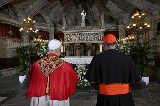 Pope Leo XIV Prayer At The Barcelona Cathedral - Spain Pope Leo XIV and archbishop of Barcelona cardinal Juan José Omella visit the Saint Eulalia s crypt during a midday prayer at the Barcelona Cathedral (Cathedral of the Holy Cross and Saint Eulalia) in Barcelona on June 9, 2026 on the fourth day of his pastoral visit to Spain. Photo by (EV) Simone Risoluti Vatican Media ABACAPRESS.COM Barcelona Spain  Copyright: xABACAx