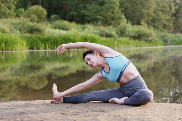 Ein junges Mädchen praktiziert Yoga auf dem See im Park. Nahaufnahme A young girl practices yoga on the lake in the park. Close-up Copyright: imageBROKER ElenaxGrishina ibxiqx17864702.jpg ,model released, Symbolfoto ,property released