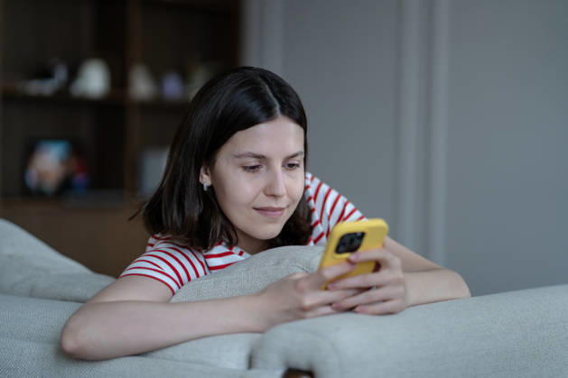 Glückliches, zufriedenes Teenager-Mädchen, das in sozialen Medien scrollt oder online auf dem Telefon chattet, auf der Couch zu Hause Glückliches, zufriedenes Teenager-Mädchen, das in sozialen Medien scrollt oder online auf dem Telefon chattet, auf der Couch zu Hause (License=RF) ,model released, Symbolfoto Copyright: xZoonar.com IrinaxRomanovax 24268283 ,model released, Symbolfoto ,property released