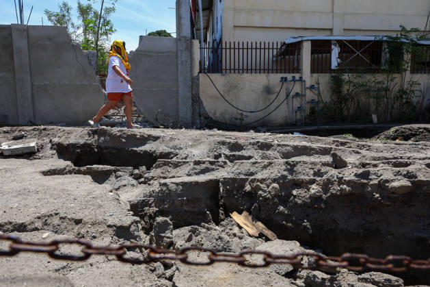 News Bilder des Tages Nearly 88,000 affected by 7.8-magnitude quake, 22,690 remain displaced in Southern Philippines GENERAL SANTOS, PHILIPPINES – JUNE 10: Displaced residents walk along cracked roads in a residential area following a deadly earthquake in General Santos, Philippines, on June 10, 2026. Nearly 88,000 people across southern Mindanao have been affected by a magnitude 7.8 earthquake that struck southern Philippines on June 8, while more than 22,000 remain displaced as aftershocks continue, according to government and NGO figures. The quake has killed dozens of people, damaged infrastructure and homes, and caused residential buildings and poorly constructed houses to collapse, making it the strongest earthquake to hit the disaster-prone Southeast Asia Copyright: x2026xAnadoluxDanielxCengx