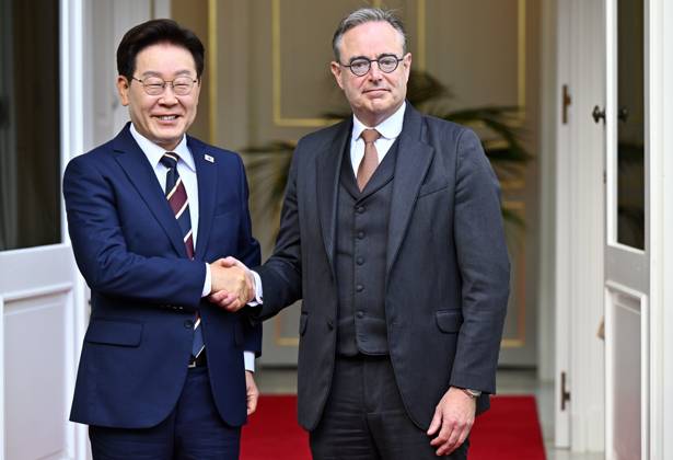 South Korean President Lee Jae Myung and Prime Minister Bart De Wever pose for the photographer at the start of their diplomatic meeting in Brussels, Wednesday 10 June 2026.  ERICxLALMAND 176948340