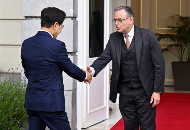 South Korean President Lee Jae Myung and Prime Minister Bart De Wever shake hands at a diplomatic meeting in Brussels, Wednesday 10 June 2026.  ERICxLALMAND 176949093