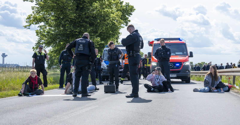 Protest at the opening of the ILA Berlin EUR, Germany, Berlin, 10 06 2026 Protest at the opening of the ILA Demonstrators block the access road to the exhibition grounds Transfer buses are