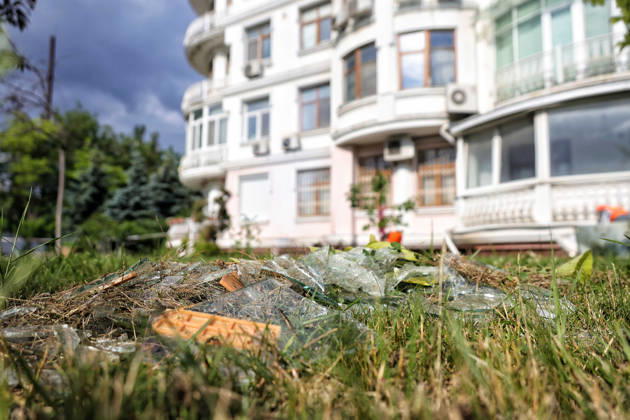 Russian drone strike damages housing in Odesa Broken glass lies outside a multi-storey residential building damaged in a Russian drone attack in Odesa, Ukraine, on June 10, 2026. The Russian army attacked the city with strike drones. Residential buildings were damaged in the attack. Three people were injured, including two children, Credit:Nina Liashonok Ukrinform Avalon Ukraine, Odesa  Copyright: xNinaxLiashonokx xUkrinformx xAvalonx 1109268090