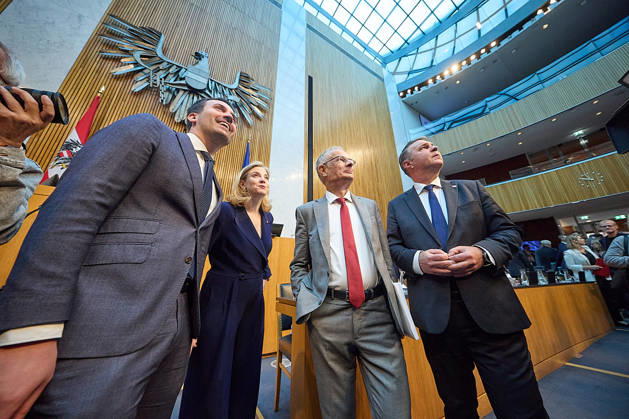 - Wien 09.06.2026 - Budgetrede Österreichisches Parlament - Der Nationalrat trat heute im Hohen Haus zu einer regluären Nationalratssitzung zusammen. Haupthema war die Budetrede des Finanzministers - PHOTO: v.L. Bildungsminister Christoph Wiederkehr (NEOS), Aussenministerin Beate Meinl-Reisinger (NEOS), Finanzminister Markus Marterbauer (SPÖ), Vizekanzler Andreas Babler (SPÖ), im Plenarsaal kurz vor Beginn der Sitzung. Vienna (AUSTRIA) - Austrian Parliament National Council session - The National Council met today in Parliament for a regular National Council session. The topic of the plenary session was the Budget Speech by the Austrian Minister of Finance. Budget, Finanzen, Staatsfinanzen, Geld, Steuern, Ausgaben, Einnahmen, Regi 