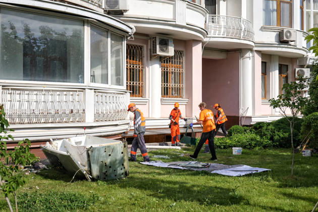 RECORD DATE NOT STATED Russian Drone Strike Damages Housing - Odesa Utility workers clear debris outside a multi-storey residential building damaged in a Russian drone attack in Odesa, Ukraine, on June 10, 2026. The Russian army attacked the city with strike drones. Residential buildings were damaged in the attack. Three people were injured, including two children Photo by Nina Liashonok Ukrinform ABACAPRESS.COM Odesa Ukraine  Copyright: xLyashonokxNina Ukrinform ABACAx