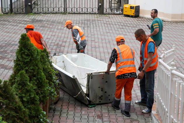RECORD DATE NOT STATED Russian Drone Strike Damages Housing - Odesa Utility workers stand beside a refrigerator damaged in a Russian drone attack on Odesa, Ukraine, on June 10, 2026. The Russian army attacked the city with strike drones. Residential buildings were damaged in the attack. Three people were injured, including two children Photo by Nina Liashonok Ukrinform ABACAPRESS.COM Odesa Ukraine  Copyright: xLyashonokxNina Ukrinform ABACAx
