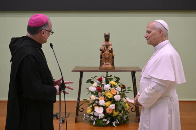 IPA85546614 - Spain, Vatican, 2026 6 10 Pope Leo XIV Listen to the speech by Manel Gasch, the abbot of the monastery, as he meets the Benedictine Community at the Abbey of Our Lady of Montserrat, near Barcelona, Photograph by VATICAN MEDIA Catholic Press Photo  Copyright: xVATICANxMEDIA CPPx xVATICANxMEDIA CPPx 85546614