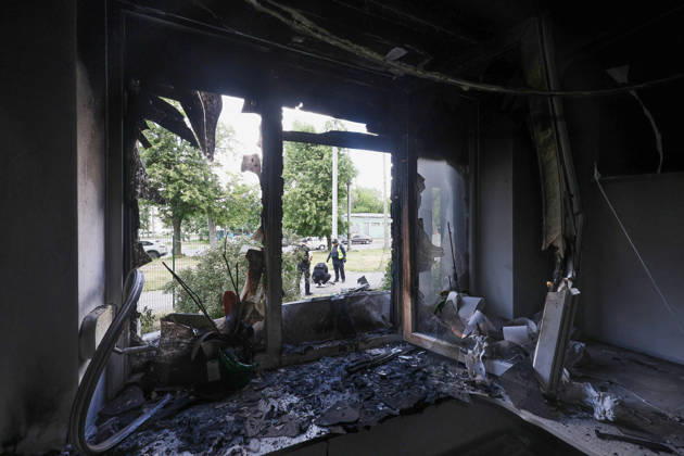 Law enforcement officers examine the wreckage of a strike drone used by Russian forces to attack a district of Kharkiv, Ukraine, June 10, 2026. Russian forces struck the northeastern city with drones, injuring at least eight people. One of the drones hit an apartment block, housing a dental office. (Photo by Viacheslav Madiievskyi Ukrinform) Russians damage dental office in Kharkiv  Copyright: xViacheslavxMadiievskyix