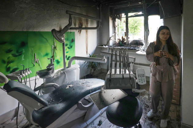 Russians damage dental office in Kharkiv A woman stands in a dental office in an apartment block, damaged by a Russian drone attack on a district of Kharkiv, Ukraine, June 10, 2026. Russian forces struck the northeastern city with drones, injuring at least eight people. One of the drones hit an apartment block, housing a dental office., Credit:Viacheslav Madiievskyi Ukrinform Avalon Ukraine, Kharkiv  Copyright: xViacheslavxMadiievskyix xUkrinformx xAvalonx 1109309031