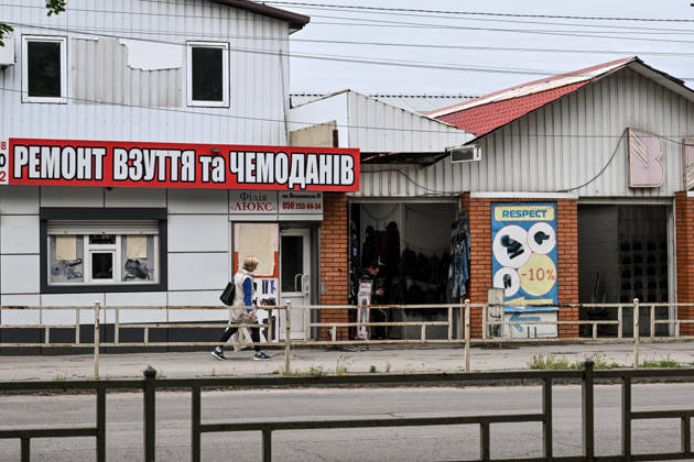 RECORD DATE NOT STATED A woman walks past a clothing store in the red zone of the frontline city of Kherson, the area considered the most dangerous due to constant Russian attacks, Kherson, Ukraine, on June 3, 2026. The Russian army attacks the city daily with FPV drones and other unmanned aerial vehicles, deliberately terrorizing civilians. Russian forces conduct hunts for local residents, tracking them with FPV drones and dropping explosives. Police officers, medics, public transport, and urban infrastructure are also targeted. Based on the intensity of attacks, Kherson is informally divided into yellow and red zones, with the red zone subjected to continuous shelling and drone strikes (Photo by Dmytro Smolienko Ukrinform) Life under shelling in front Copyright: xDmytroxSmolienkox