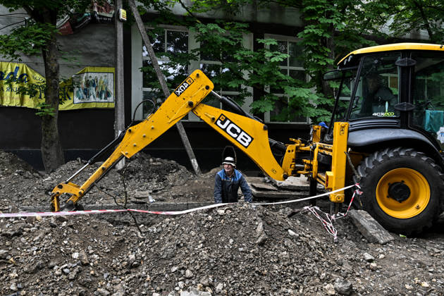 RECORD DATE NOT STATED Municipal workers repair utility pipelines in the red zone of the frontline city of Kherson, the area considered the most dangerous due to constant Russian attacks, Kherson, Ukraine, on June 3, 2026. The Russian army attacks the city daily with FPV drones and other unmanned aerial vehicles, deliberately terrorizing civilians. Russian forces conduct hunts for local residents, tracking them with FPV drones and dropping explosives. Police officers, medics, public transport, and urban infrastructure are also targeted. Based on the intensity of attacks, Kherson is informally divided into yellow and red zones, with the red zone subjected to continuous shelling and drone strikes. Anti-drone netting has been installed above roads to help Copyright: xDmytroxSmolienkox