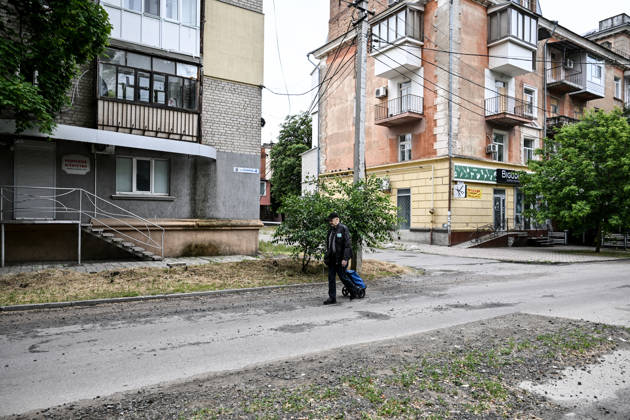 RECORD DATE NOT STATED A resident of frontline Kherson pulls a cart through the city center, an area informally classified as part of the red zone due to constant Russian shelling and drone attacks, Kherson, Ukraine, on June 3, 2026. The Russian army attacks the city daily with FPV drones and other unmanned aerial vehicles, deliberately terrorizing civilians. Russian forces conduct hunts for local residents, tracking them with FPV drones and dropping explosives. Police officers, medics, public transport, and urban infrastructure are also targeted. Based on the intensity of attacks, Kherson is informally divided into yellow and red zones, with the red zone considered the most dangerous (Photo by Dmytro Smolienko Ukrinform) Life under shelling in frontlin Copyright: xDmytroxSmolienkox