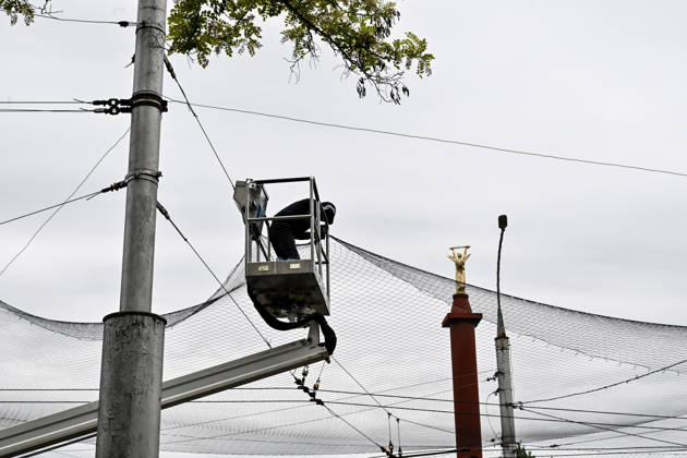 RECORD DATE NOT STATED A municipal worker installs anti-drone netting to protect against Russian FPV drones in the yellow zone of the frontline city of Kherson, Ukraine, on June 3, 2026. The Russian army attacks the city daily with FPV drones and other unmanned aerial vehicles, deliberately terrorizing civilians. Russian forces conduct hunts for local residents, tracking them with FPV drones and dropping explosives. Police officers, medics, public transport, and urban infrastructure are also targeted. Based on the intensity of attacks, Kherson is informally divided into yellow and red zones, with the red zone being the most dangerous due to constant shelling and drone strikes (Photo by Dmytro Smolienko Ukrinform) Life under shelling in frontline Kherson Copyright: xDmytroxSmolienkox