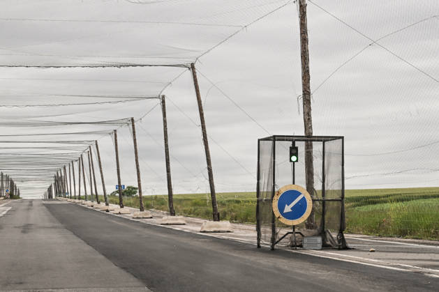 RECORD DATE NOT STATED A traffic light warning of approaching Russian drones is seen along the Mykolaiv–Kherson highway, which is equipped with an anti-drone tunnel, in Kherson region, Ukraine, on June 3, 2026. The Russian army attacks the city daily with FPV drones and other unmanned aerial vehicles, deliberately terrorizing civilians. Russian forces conduct hunts for local residents, tracking them with FPV drones and _drop_ping explosives. Police officers, medics, public transport, and urban infrastructure are also targeted (Photo by Dmytro Smolienko Ukrinform) Life under shelling in frontline Kherson Copyright: xDmytroxSmolienkox