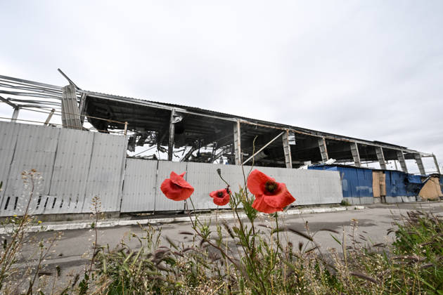 RECORD DATE NOT STATED Red poppies bloom in front of the Favoryt Arena ice sports palace, destroyed in a Russian guided aerial bomb (KAB) strike, in the frontline city of Kherson, Ukraine, on June 3, 2026. The Russian army attacks the city daily with FPV drones and other unmanned aerial vehicles, deliberately terrorizing civilians. Russian forces conduct hunts for local residents, tracking them with FPV drones and dropping explosives. Police officers, medics, public transport, and urban infrastructure are also targeted (Photo by Dmytro Smolienko Ukrinform) Life under shelling in frontline Kherson Copyright: xDmytroxSmolienkox