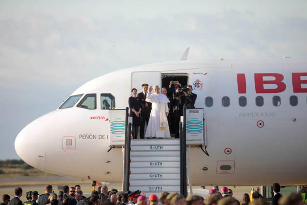 Pope Leo XIV bids farewell to Barcelona and heads to Las Palmas de Gran Canaria Pope Leo XIV during his farewell to Barcelona, at the Josep Tarradellas Barcelona El Prat International Airport, on June 11, 2026, in Barcelona, Catalonia Spain The Pontiff leaves Barcelona after having performed 7 acts between June 9 and 10 and heads to the last stage of his apostolic journey to Spain in the Canary Islands where he will be on June 11 and 12 11 JUNE 2026 Kike Rincó Barcelona, Catalonia Barcelona, Catalonia Spain  Copyright: xKikexRinconx 7587651