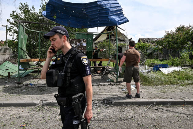 RECORD DATE NOT STATED Russians Hit Zaporizhzhia With KAB Bombs - Ukraine CAUTION, SENSITIVE CONTENT. Medics examine the body of a man killed in a Russian strike with guided aerial bombs at a public transport stop in the settlement of Balabyne, Zaporizhzhia region, Ukraine, on June 7, 2026. Russian forces attacked the settlement with guided aerial bombs (KABs), which struck near the public transport stop. Three people were killed and at least five others were injured in the attack. Private homes were also damaged Photo by Dmytro Smolienko Ukrinform ABACAPRESS.COM Zaporizhzhia region Ukraine  Copyright: xSmoliyenkoxDmytro Ukrinform ABACAx