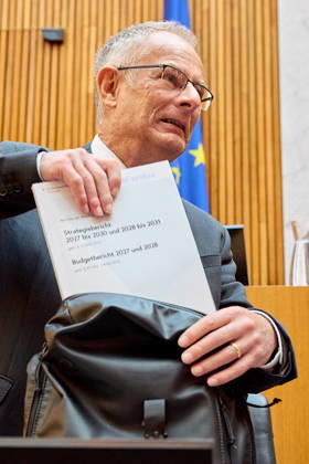 - Wien 11.06.2026 - Debatte Budget Österreichisches Parlament - Der Nationalrat trat heute im Hohen Haus zu einer regluären Nationalratssitzung zusammen. Haupthema war die gestrige Budgetrede des Finanzministers und die Debatte darüber. PHOTO: Finanzminister Markus Marterbauer (SPÖ) auf der Regierungsbank kurz vor Beginn. Vienna (AUSTRIA) - Austrian Parliament National Council session - The National Council met today in Parliament for a regular National Council session. The topic of the plenary session was the Budget Speech by the Austrian Minister of Finance. Budget, Finanzen, Staatsfinanzen, Geld, Steuern, Ausgaben, Einnahmen, Regierung, echtes Dopelbudet 2027 28 , 2028, Schulden, Nationalratssitzung, Nationalrat SItzung Deba 
