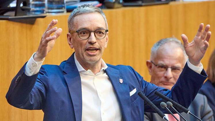 - Wien 11.06.2026 - Debatte Budget Österreichisches Parlament - Der Nationalrat trat heute im Hohen Haus zu einer regluären Nationalratssitzung zusammen. Haupthema war die gestrige Budgetrede des Finanzministers und die Debatte darüber. PHOTO: Finanzminister Markus Marterbauer (SPÖ) auf der Regierungsbank. FPÖ-Bundesparteiobmann Herbert Kickl (L) am Rednerpult. Vienna (AUSTRIA) - Austrian Parliament National Council session - The National Council met today in Parliament for a regular National Council session. The topic of the plenary session was the Budget Speech by the Austrian Minister of Finance. Budget, Finanzen, Staatsfinanzen, Geld, Steuern, Ausgaben, Einnahmen, Regierung, echtes Dopelbudet 2027 28 , 2028, Schulden, Nationa 