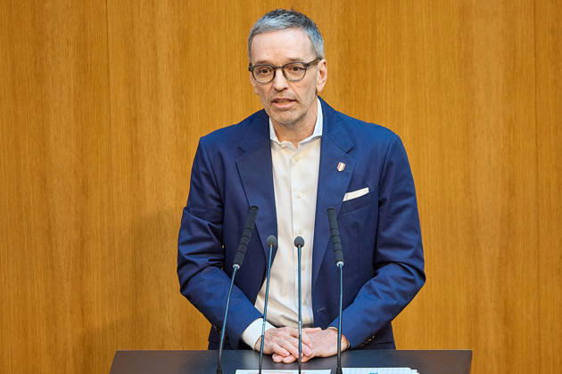 - Wien 11.06.2026 - Debatte Budget Österreichisches Parlament - Der Nationalrat trat heute im Hohen Haus zu einer regluären Nationalratssitzung zusammen. Haupthema war die gestrige Budgetrede des Finanzministers und die Debatte darüber. PHOTO: FPÖ-Bundesparteiobmann Herbert Kickl (L) am Rednerpult. Vienna (AUSTRIA) - Austrian Parliament National Council session - The National Council met today in Parliament for a regular National Council session. The topic of the plenary session was the Budget Speech by the Austrian Minister of Finance. Budget, Finanzen, Staatsfinanzen, Geld, Steuern, Ausgaben, Einnahmen, Regierung, echtes Dopelbudet 2027 28 , 2028, Schulden, Nationalratssitzung, Nationalrat SItzung Debatte zu Budgetpräsentation 