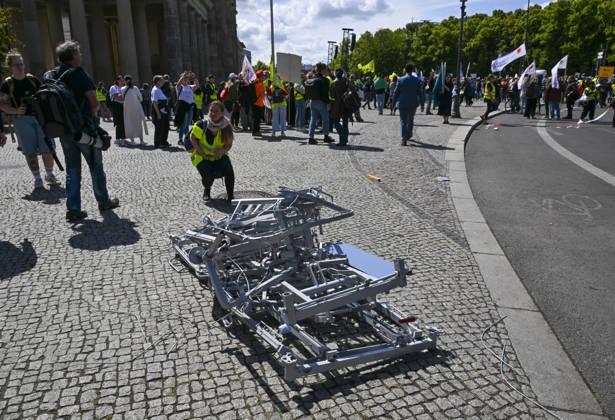 Demonstrators protest healthcare cuts in Berlin by smashing hospital beds BERLIN, GERMANY - JUNE 11: Members of the Berlin Hospital Association and the ver.di trade union take part in the Save the Clinics Now protest in front of the Brandenburg Gate in Berlin, Germany, on June 11, 2026, where an excavator symbolically smashes two hospital beds to protest planned cuts to hospital services. Halil Sagirkaya Anadolu Berlin Germany. Editorial use only. Please get in touch for any other usage.  Copyright: x2026xAnadoluxHalilxSagirkayax