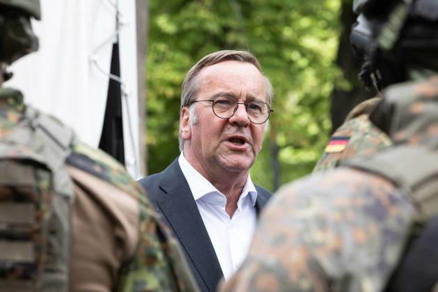 Day of the Bundeswehr in Weißenfels Weißenfels Saxony Anhalt, Germany, 06 06 2026 Federal Minister of Defense Boris Pistorius talks to soldiers during his visit to the Day of the Bundeswehr Weißenfels Saxony Anhalt Saxony Anhalt