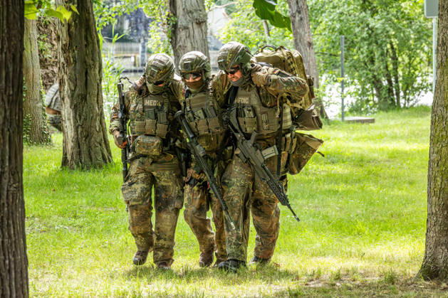 Day of the German Armed Forces in Weißenfels Weißenfels Saxony Anhalt, Germany, 06 06 2026 Soldiers demonstrate the transportation of a wounded comrade during the Day of the German Armed Forces Weißenfels Saxony Anhalt Saxony Anhalt